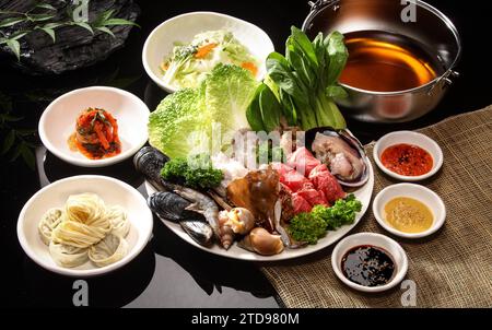 Ingredienti per cucinare shabu-shabu su sfondo nero Foto Stock