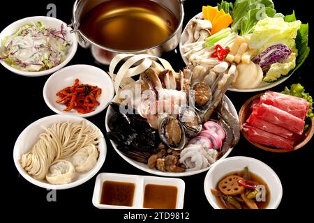 Ingredienti per cucinare shabu-shabu su sfondo nero Foto Stock