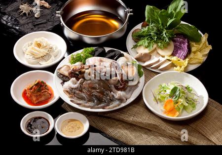 Ingredienti per cucinare shabu-shabu su sfondo nero Foto Stock