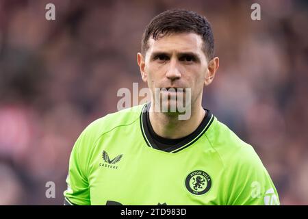 Brentford, Regno Unito. 17 dicembre 2023. Emiliano Martinez dell'Aston Villa gestures durante la partita di Premier League tra Brentford e Aston Villa al Gtech Community Stadium di Brentford domenica 17 dicembre 2023. (Foto: Federico Guerra Maranesi | mi News) crediti: MI News & Sport /Alamy Live News Foto Stock