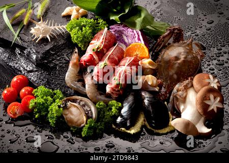 Ingredienti per cucinare shabu-shabu su sfondo nero Foto Stock