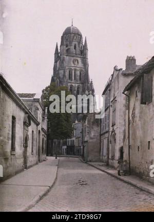 Saintes, Francia il campanile della Cattedrale di Saint-Pierre, visto dall'attuale rue Georges Clemenceau, religione, Habitat, architettura, Arte, cristianesimo, Orologio, Campanile, strada asfaltata, strada, distretto, Medioevo, Cupola, cupola, suora di architettura, France, Saintes, Bell tower of St Pierre, Saintes, 01/08/1920 - 31/08/1920, Cuville, Fernand, 1920-1921 - Charente, Gironda, basse-Pyrénées, Hautes Pyrénées - Fernand Cuville, Autochrome, Photo, Glass, Autochrome, foto, positivo, verticale, dimensioni 9 x 12 cm Foto Stock