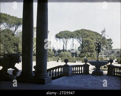 Roma, Italia Vista dei giardini dalla villa medicea, animali, HD, Arte, Habitat, architettura, Statua, animale rappresentato, animale fantastico, esiste in alta definizione, Scultura, colonna, Villa, Leone, Palazzo, Castello, Italia, Roma, veduta dei Giardini dalla Villa, Roma, 10/03/1921 - 10/03/1921, Léon, Auguste, fotografo, 1921 Cap Martin, Italia, Cap Martin - Auguste Léon (febbraio-aprile), Autochrome, foto, vetro, Autochrome, foto, positivo, orizzontale, dimensioni 9 x 12 cm Foto Stock