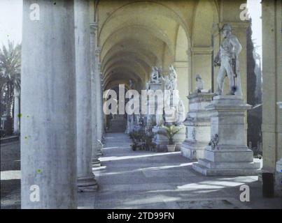 Roma, Italia Cimitero campo Verano a San Lorenzo, Arte, Statua, Tomba, Cimitero, scultura, arco, arcade, arco, Italia, Roma, Memoriali del Cimitero S. Lorenzo, Roma, 16/03/1921 - 16/03/1921, Léon, Auguste, fotografo, 1921 Cap Martin, Italia, Cap Martin - Auguste Léon (febbraio-aprile), Autochrome, foto, vetro, Autochrome, foto, positivo, orizzontale, dimensioni 9 x 12 cm Foto Stock