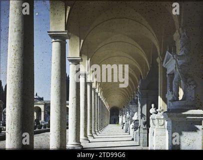 Roma, Italia Cimitero campo Verano a San Lorenzo, galleria, Arte, Statua, Tomba, cimitero, scultura, arco, sala giochi, arco, Italia, Roma, Cimitero S .n Lorenzo Galleries, Roma, 16/03/1921 - 16/03/1921, Léon, Auguste, fotografo, 1921 Cap Martin, Italia, Cap Martin - Auguste Léon (febbraio-aprile), Autochrome, foto, vetro, Autochrome, foto, positivo, orizzontale, dimensioni 9 x 12 cm Foto Stock