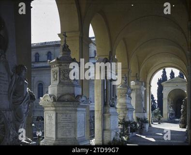 Roma, Italia Cimitero campo Verano a San Lorenzo, galleria, Arte, Statua, Tomba, cimitero, scultura, arco, sala giochi/arco, Italia, Roma, Cimitero S. Lorenzo, Roma, 16/03/1921 - 16/03/1921, Léon, Auguste, fotografo, 1921 Cap Martin, Italia, Cap Martin - Auguste Léon (febbraio-aprile), Autochrome, foto, vetro, Autochrome, foto, positivo, orizzontale, dimensioni 9 x 12 cm Foto Stock