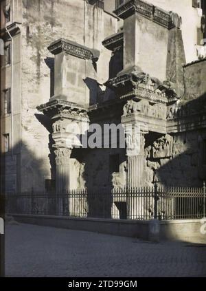 Roma, Italia parte di colonnato incastonato in case rue de la croce bianca, Habitat, architettura, arte, vestige archeologico, colonna, Housing, Antichità, Italia, Roma, parte del colonnato di un antico tempio incastonato in case, via della Croce Bianca, Roma, 16/03/1921 - 16/03/1921, Léon, Auguste, fotografo, 1921 Cap Martin, Italia, Cap Martin - Auguste Léon (febbraio-aprile), Autochrome, foto, vetro, Autochrome, foto, positivo, verticale, dimensioni 9 x 12 cm Foto Stock