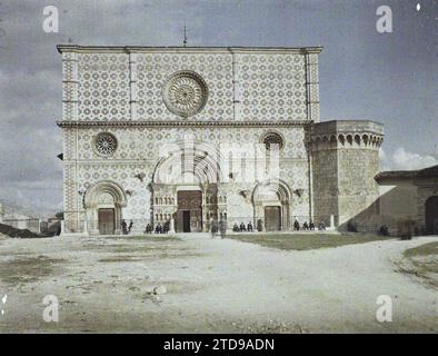 Aquila, Italia Basilica di Santa Maria di Collemaggio, religione, Arte, Habitat, architettura, Chiesa, Cristianesimo, Medioevo, architettura religiosa, Italia, Aquila, sta Maria de Collemaggio, facciata in marmo rosso e bianco, Aquila, 28/09/1913 - 28/09/1913, Léon, Auguste, fotografo, 1913 - Balcani, Italia - Léon Busy e Auguste Léon - (settembre - 23 ottobre), Autochrome, Photo, Glass, Autochrome, foto, positivo, orizzontale, dimensioni 9 x 12 cm Foto Stock