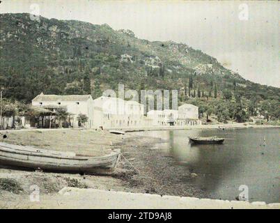 Corfù, Grecia un'estremità del villaggio, vista dalla spiaggia, natura, ambiente, trasporti, Habitat, architettura, paesaggio, foresta, legno, barca, trasporti marittimi, Panorama della zona urbana, Grecia, Corfù, un'estremità del villaggio di Benitsa con barche in primo piano, Corfou, Benitses, 03/10/1913 - 03/10/1913, Léon, Auguste, fotografo, 1913 - Balcani, Italia - Léon Busy e Auguste Léon - (settembre - 23 ottobre), Autochrome, Photo, Glass, Autochrome, foto, positiva Foto Stock