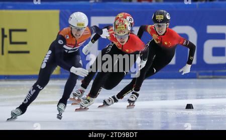 Seoul, Corea del Sud. 17 dicembre 2023. Wang Ye (C) gareggia durante la finale femminile dei 500 m A alla ISU World Cup Short Track Speed Skating Series a Seoul, Corea del Sud, il 17 dicembre 2023. Crediti: Yao Qilin/Xinhua/Alamy Live News Foto Stock