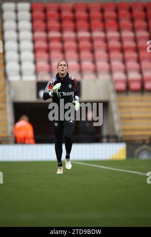 LEIGH, INGHILTERRA - 17 DICEMBRE: Mary Earps del Manchester united si riscalda durante la partita di Super League tra Manchester United e Liverpool FC al Leigh Sports Village il 17 dicembre 2023 a Leigh, Inghilterra. (Foto di Ryan Jenkinson/MB Media/) Foto Stock