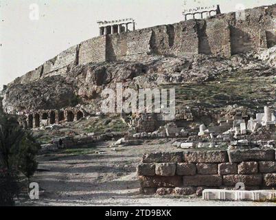 Atene, Grecia a sinistra, fine del portico di Eumene che termina a destra del Teatro di Dyonisos, sotto l'Acropoli, Habitat, architettura, Arte, resti archeologici, ingegneria civile, architettura civile pubblica, Portico, colonna, Terrace, Antiquity, Legend di Jean Brunhes nel registro delle proiezioni esterne: Atene; l'acopoli sulle sue basi rosa vista dalla Grecia S. O., Atene, l'Acropoli sulle basi rosa viste dal sud-ovest, Athènes, 09/10/1913 - 09/10/1913, Léon, Auguste, fotografo, 1913 - Balcani, Italia - Léon Busy e Auguste Léon - (settembre - 23 ottobre Foto Stock