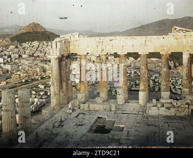 Atene, Grecia sull'Acropoli, il Partenone. Resti del colonnato esterno sul lato est e dietro di loro si trova la facciata est dell'Acropoli, la città ai suoi piedi e il Monte Lycabettus (vista dall'alto), Habitat, Architecture, HD, Religion, arte, Monte, montagna, Tempio, resti archeologici, il tramonto, l'alba, esiste in alta definizione, colonna, politeismo greco-romano, antichità, panorama dell'area urbana, architettura religiosa, Grecia, Atene, veduta tratta dal Partenone sul pronao, Athènes, 09/10/1913 - 09/10/1913, Léon, Auguste, fotografo, 1913 - Balcani, Italia - Léon Busy An Foto Stock