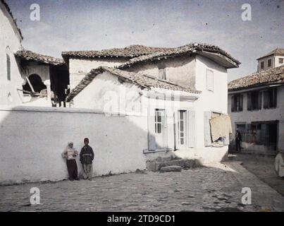 Durrës, Albania due bambini di fronte al muro del cortile di una moschea, Habitat, architettura, dimora, strada, quartiere, Piazza, cortile, Moschea, Albania, Durrazzo, il lato della moschea: costruzione in legno con una bambina e un ragazzo, Dürres, 16/10/1913 - 16/10/1913, Léon, Auguste, fotografo, 1913 - Balcani, Italia - Léon Busy e Auguste Léon - (settembre - 23 ottobre), Autochrome, Photo, Glass, Autochrome, foto, positivo, orizzontale, dimensioni 9 x 12 cm Foto Stock