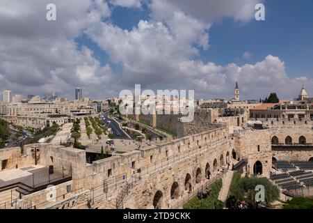 Vista del quartiere cristiano della città vecchia di Gerusalemme, con la moderna città di Gerusalemme sullo sfondo. Foto Stock