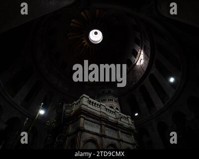 Ammira l'edicola e la cupola principale della chiesa del Santo Sepolcro di Gerusalemme. Foto Stock