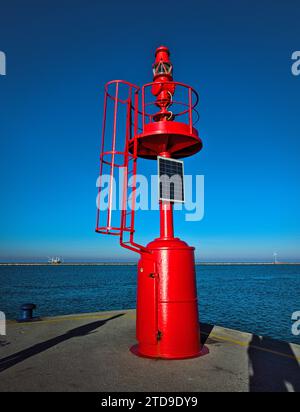 Piccolo faro rosso situato a Marina di Ravenna Foto Stock