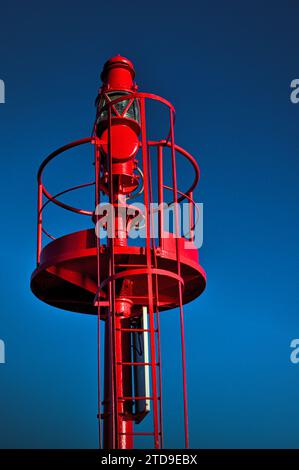 Piccolo faro rosso situato a Marina di Ravenna Foto Stock