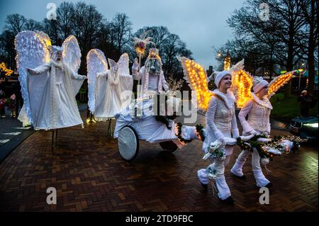 Nijmegen, Paesi Bassi. 16 dicembre 2023. La carrozza del re d'inverno è accompagnata da diverse fantastiche creature durante l'evento. La stagione natalizia è iniziata a Nijmegen con una bella sfilata invernale composta da un gruppo di artisti acrobatici che camminano su palafitte caratterizzate da creature fantasy. Una volta arrivato a Plein 1944, Erik van Zanten, presidente della "Casa per il centro città", e il consigliere John Brom aprirono le settimane invernali di Nijmegen con l'illuminazione di un albero di Natale alto dieci metri. (Foto di Ana Fernandez/SOPA Images/Sipa USA) credito: SIPA USA/Alamy Live News Foto Stock