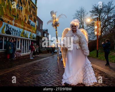 Nijmegen, Paesi Bassi. 16 dicembre 2023. Una donna vestita come una fantastica creatura invernale conduce la sfilata. La stagione natalizia è iniziata a Nijmegen con una bella sfilata invernale composta da un gruppo di artisti acrobatici che camminano su palafitte caratterizzate da creature fantasy. Una volta arrivato a Plein 1944, Erik van Zanten, presidente della "Casa per il centro città", e il consigliere John Brom aprirono le settimane invernali di Nijmegen con l'illuminazione di un albero di Natale alto dieci metri. (Foto di Ana Fernandez/SOPA Images/Sipa USA) credito: SIPA USA/Alamy Live News Foto Stock