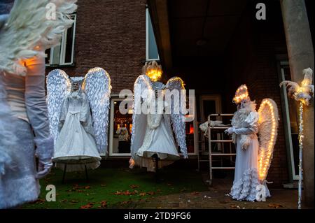 Nijmegen, Paesi Bassi. 16 dicembre 2023. Gli artisti acrobatici si preparano prima della parata. La stagione natalizia è iniziata a Nijmegen con una bella sfilata invernale composta da un gruppo di artisti acrobatici che camminano su palafitte caratterizzate da creature fantasy. Una volta arrivato a Plein 1944, Erik van Zanten, presidente della "Casa per il centro città", e il consigliere John Brom aprirono le settimane invernali di Nijmegen con l'illuminazione di un albero di Natale alto dieci metri. (Foto di Ana Fernandez/SOPA Images/Sipa USA) credito: SIPA USA/Alamy Live News Foto Stock