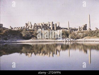 Karnak, Egitto, Africa Vista della facciata settentrionale del tempio di Amon Râ, Habitat, architettura, religione, Obelisco, tempio, resti archeologici, lago, stagno, politeismo egiziano, Egitto, le rovine viste dal Lago Sacro, Karnak, 12/01/1914 - 12/01/1914, Léon, Auguste, fotografo, 1914 - Egypte - Auguste Léon - (gennaio-febbraio), Autochrome, Photo, Glass, Autochrome, foto, positivo, orizzontale, dimensioni 9 x 12 cm Foto Stock