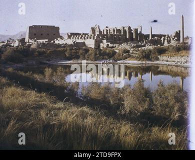 Karnak, Egitto, Africa Vista della facciata settentrionale del tempio di Amon Râ, Habitat, architettura, religione, Obelisco, tempio, resti archeologici, lago, stagno, politeismo egiziano, Egitto, le rovine viste dall'alto, Karnak, 12/01/1914 - 12/01/1914, Léon, Auguste, fotografo, 1914 - Egypte - Auguste Léon - (gennaio-febbraio), Autochrome, Photo, Glass, Autochrome, foto, positivo, orizzontale, dimensioni 9 x 12 cm Foto Stock