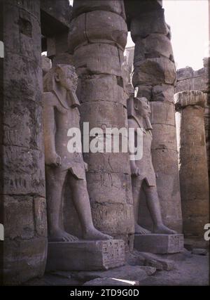 Louqsor, Egitto, Africa colonne e statue nel cortile di Ramses II, Habitat, architettura, arte, religione, statua, tempio, vestige archeologico, scultura, bassorilievo, colonna, politeismo egiziano, geroglifo, Egitto, Louksor, VIS-à -VIS il precedente: Colossi di Ramses II, n. 3146/7 sono presi nel grande cortile d'ingresso., Louxor, 13/01/1914 - 13/01/1914, Léon, Auguste, fotografo, 1914 - Egypte - Auguste Léon - (gennaio-febbraio), Autochrome, Photo, Glass, Autochrome, foto, positivo, verticale, dimensioni 9 x 12 cm Foto Stock