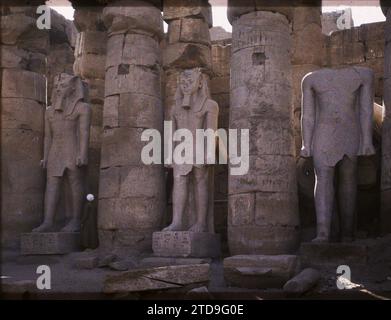 Louqsor, Egitto, Africa colonne e statue nel cortile di Ramses II?, Habitat, architettura, arte, religione, statua, tempio, vestige archeologico, scultura, bassorilievo, colonna, politeismo egiziano, geroglifo, Egitto, Louksor, portico del Tempio di Luxor, davanti, Louxor, 13/01/1914 - 13/01/1914, Léon, Auguste, fotografo, 1914 - Egypte - Auguste Léon - (gennaio-febbraio), Autochrome, Photo, Glass, Autochrome, foto, positivo, orizzontale, dimensioni 9 x 12 cm Foto Stock