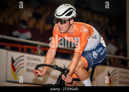 BINDER Moritz ( GER ) – RSG Hannover – Querformat - quer - orizzontale - paesaggio - evento/Veranstaltung: DM Omnium 2023 - Deutsche Meisterschaft - categoria/Kategorie: Ciclismo - pista ciclabile - Campionato Nazionale Omnium - Elite Men - Location/Ort: Europa – Germania - Brandeburgo - Märkisch Oderland - Francoforte Oder - Oderlandhalle - disciplina: Omnium - distanza: . M - Data/riferimento: 16.12.2023 - sabato - giorno 2 - fotografo: © Arne Mill - frontalvision.com Foto Stock