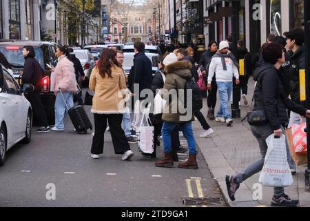 Oxford Street, Londra, Regno Unito. 17 dicembre 2023. Gli amanti dello shopping natalizio riempiono Oxford Street. Crediti: Matthew Chattle/Alamy Live News Foto Stock