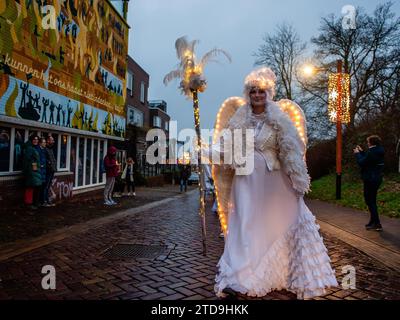 Nijmegen, Gelderland, Paesi Bassi. 16 dicembre 2023. Una donna vestita come una fantastica creatura invernale conduce la sfilata. La stagione natalizia è iniziata a Nijmegen con una bella sfilata invernale composta da un gruppo di artisti acrobatici che camminano su palafitte caratterizzate da creature fantasy. Una volta arrivato a Plein 1944, Erik van Zanten, presidente della "Casa per il centro città", e il consigliere John Brom aprirono le settimane invernali di Nijmegen con l'illuminazione di un albero di Natale alto dieci metri. (Immagine di credito: © Ana Fernandez/SOPA Images via ZUMA Press Wire) SOLO USO EDITORIALE! Non per USO commerciale! Foto Stock