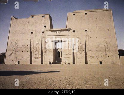 Edfu, Egitto, Africa pilone d'ingresso del tempio di Horus, Habitat, architettura, religione, Statua, tempio, vestigia archeologica, bassorilievo, politeismo egiziano, porta, decorazioni scolpite, geroglifici, architettura religiosa, Egitto, Edfu, pilone, Edfou, 24/01/1914 - 24/01/1914, Léon, Auguste, fotografo, 1914 - Egypte - Auguste Léon - (gennaio-febbraio), Autochrome, Photo, Glass, Autochrome, foto, positivo, orizzontale, dimensioni 9 x 12 cm Foto Stock