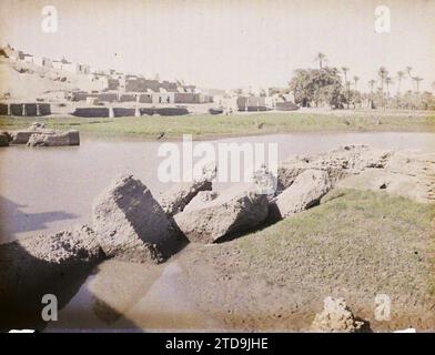 Assiout, Egitto, Africa Vista di un cimitero vicino ad Assiout sul bordo del canale di irrigazione di Ibrahimiya, natura, ambiente, Habitat, architettura, canale, paesaggio, irrigazione, palme, palmeto, ingegneria civile, architettura funeraria, architettura rurale, installazione idraulica, Egitto, Assiut, dintorni del cimitero di Assiut più vicino; canale el Souhagieh) in primo piano., Assiout, 01/02/1914 - 01/02/1914, Léon, Auguste, fotografo, 1914 - Egypte - Auguste Léon - (gennaio-febbraio), Autochrome, Photo, Glass, Autochrome, foto, positivo, orizzontale, dimensioni 9 x 12 cm Foto Stock