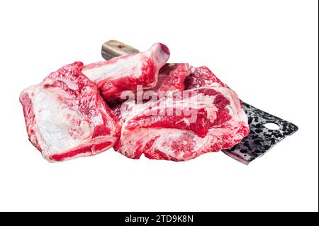 Costolette di vitello kalbi, carne cruda su tagliere di legno. Isolato su sfondo bianco Foto Stock