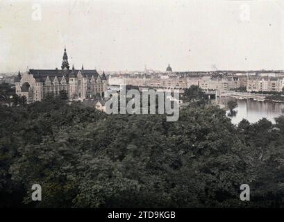 Stoccolma, Svezia il Nordiska museet (museo nordico) dallo Skansenspark (parco Skansen) sull'isola di Djurgården, Habitat, architettura, trasporti, Museo, architettura civile pubblica, trasporti marittimi, panorama urbano, 24 agosto. Vista di Skansen (Stoccolma). Museo scandinavo" e "24 agosto. Stoccolma, Stoccolma, visione generale tratta da Skansen. Museo scandinavo, Stoccolma, 24/08/1910 - 24/08/1910, Léon, Auguste, fotografo, 1910 - viaggio di Albert Kahn e Auguste Léon in Scandinavia - (9 agosto-14 settembre), Autochrome, Photo, Glass, Autochrome, foto, positivo, orizzontale, Foto Stock