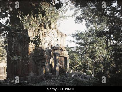 Angkor, Cambogia, Indocina una delle torri di Prasat Suor Prat, invasa da vegetazione, religione, habitat, architettura, buddismo, Tempio, Induismo, Torre, architettura religiosa, Cambogia, Angkor-Thom, The Towers, Prasat Suor Prat, 01/01/1921 - 31/12/1921, occupato, Léon, Léon fotografo occupato en Indochine, Autochrome, foto, vetro, Autochrome, foto, positivo, verticale Foto Stock