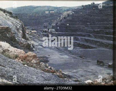 Baia di Pha-si-Long (fai-tsi-Long), Cam-pha, Tonchino, Indocina una miniera di carbone all'aperto, natura, ambiente, Monte, montagna, risorse minerarie, Tonchino, miniere di carbone di Hongkay: The Quarry by Campha, Pha-si-Long [Baie de], 01/01/1921 - 31/12/1921, Busy, Léon, fotografo Léon occupato en Indochine, Autochrome, foto, vetro, Autochrome, foto, positivo, orizzontale, dimensioni 9 x 12 cm Foto Stock