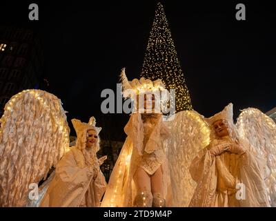 Nijmegen, Gelderland, Paesi Bassi. 16 dicembre 2023. Tre donne sono vestite come fantastiche creature invernali durante la sfilata. La stagione natalizia è iniziata a Nijmegen con una bella sfilata invernale composta da un gruppo di artisti acrobatici che camminano su palafitte caratterizzate da creature fantasy. Una volta arrivato a Plein 1944, Erik van Zanten, presidente della "Casa per il centro città", e il consigliere John Brom aprirono le settimane invernali di Nijmegen con l'illuminazione di un albero di Natale alto dieci metri. (Immagine di credito: © Ana Fernandez/SOPA Images via ZUMA Press Wire) SOLO USO EDITORIALE! Non per Commercial U Foto Stock