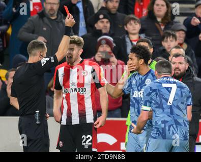 Londra, Regno Unito. 17 dicembre 2023 - Brentford / Aston Villa - Premier League - GTech Stadium. Il Boubacar Kamara di Aston Villa viene mandato via dall'arbitro. Credito immagine: Mark Pain / Alamy Live News Foto Stock