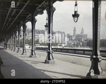 Parigi (XVI arrondissement), Francia Vista presa dal Pont de Passy, ora Pont de Bir-Hakeim, verso il Trocadéro, Housing, Architecture, Art, trasporto, lampioni, lampioni stradali, ingegneria civile, architettura civile pubblica, mostra, metropolitana, viadotto, esposizione universale, metallurgia, trasporto ferroviario, Balustrade, Bridge, Francia, Parigi, vista dal Pont de Passy verso il Trocadéro, Trocadéro, 02/08/1923 - 02/08/1923, Léon, Auguste, fotografo, Autochrome, foto, vetro, Autochrome, foto, positivo, orizzontale, dimensioni 9 x 12 cm Foto Stock