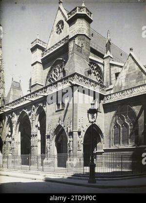 Parigi (1° arr.), Francia il portico d'ingresso della chiesa di Saint-Germain-l'Auxerrois, religione, Habitat, architettura, lampione, lampione, Chiesa, Cristianesimo, Arco, sala giochi/sala giochi, gargoyle, decorazione scolpita, architettura religiosa, Francia, Parigi, facciata della chiesa di St Germain l'Auxerrois (in altezza), Saint-Germain-l'Auxerrois, 02/08/1923 - 02/08/1923, Léon, Auguste, fotografo, Autochrome, foto, vetro, Autochrome, foto, positivo, verticale, dimensioni 9 x 12 cm Foto Stock