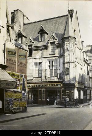 Parigi (III arr.), Francia la torretta del Hôtel Hérouet all'angolo tra rue Vieille-du-Temple e rue des Francs-Bourgeois, attività economica, HD, registrazione, informazioni, arte, pubblicità, torre, esiste in alta definizione, iscrizione commerciale, poster, residenza privata, Medioevo, Renaissance, Café, bar, Francia, Parigi, torretta gotica del Hôtel Herouët all'angolo tra via Vieille du Temple e via Michel le Comte, Arrondissement III, 06/08/1923 - 06/08/1923, Léon, Auguste, fotografo, Autochrome, foto, vetro, Autochrome, foto, positivo, verticale, dimensioni 9 x 12 cm Foto Stock