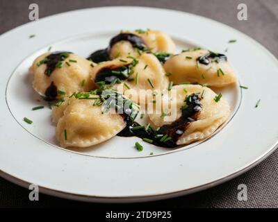 Ravioli ripieni di pastinaca con salsa balsamica ridotta Foto Stock