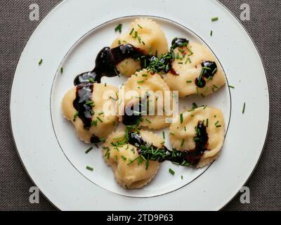 Ravioli ripieni di pastinaca con salsa balsamica ridotta Foto Stock