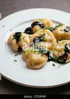 Ravioli ripieni di pastinaca con salsa balsamica ridotta Foto Stock