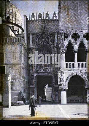 Venezia, Italia Palazzo Ducale, porta della carta, animali, religione, arte, dimora, architettura, esseri umani, Chiesa, statua, animale rappresentato, animale fantastico, cristianesimo, tetto, scale, sculture, porte, archi, sale giochi, Leone, Cupola, Duomo, Galleria, Palazzo, castello, architettura religiosa, uomo, Italia, Venezia, ingresso al Palazzo Ducale, Venise, 01/10/1912 - 31/10/1912, Léon, Auguste, fotografo, 1912 - Balcani, Italia - Léon Busy e Auguste Léon - (13 - 27 ottobre), Autochrome, Photo, Glass, Autochrome, foto, positivo, orizzontale, dimensioni 9 x 12 cm Foto Stock