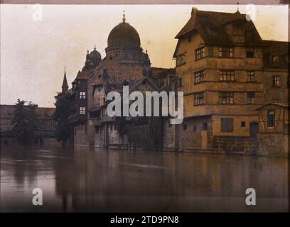 Norimberga, Baviera, Germania vecchie case sulle rive del Pegnitz, con le cupole della sinagoga sullo sfondo, Habitat, architettura, natura, ambiente, arte, fiume, dimora, idrografia, Medioevo, cupola, cupola, Baviera, Norimberga, Norimberga, 01/01/1912 - 31/12/1912, Léon, Auguste, fotografo, 1912 - Allemagne - Auguste Léon, Autochrome, foto, vetro, Autochrome, foto, positiva Foto Stock