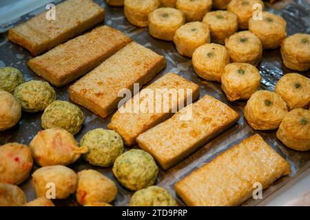 Spuntini di tofu fritti in un mercato di Street food giapponese a Tokyo. Foto Stock