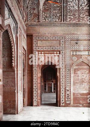 Fatehpur Sikri, India Door in Jama Masjid o grande Moschea, personalità, Habitat, architettura, religione, arte, personalità politica, vista interna, Islam, arti decorative, imperatore, ceramica, arco, arcade, arco, Moschea, architettura religiosa, India, Fatehpour-Sikri, i corridoi della Moschea, Fatehpur Sikri, 31/12/1913 - 31/12/1913, Passet, Stéphane, fotografo, 1913-1914 - Inde, Pakistan - Stéphane Passet - (16 dicembre-29 gennaio), Autochrome, Photo, Glass, Autochrome, foto, verticale, dimensioni 9 x 12 cm Foto Stock